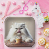 Perzische kat likt een verjaardagscupcake papieren bordje (Feest)