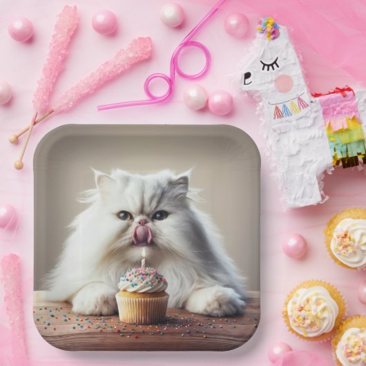 Perzische kat likt een verjaardagscupcake papieren bordje (Feest)