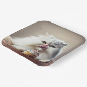 Perzische kat likt een verjaardagscupcake papieren bordje (Gebogen)