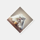 Perzische kat likt een verjaardagscupcake servet (Hoek)