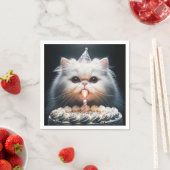 Perzische kat met een verjaardagstaart servet (Insitu)