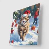 Perzische kat zit in de sneeuw met kerst Pet Vierkante Klok (Hoek)