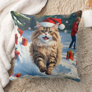 Perzische kat zit in de sneeuw met kerstmuts kussen