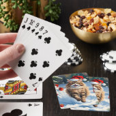 Perzische kat zit in de sneeuw met kerstmuts pokerkaarten (Insitu)