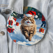 Perzische kat zit in de sneeuw met kerstmuts ronde button 6,0 cm (In situ)