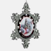 Pet Cat Black & Red Paprint Eerste Kerstmis Tin Sneeuwvlok Ornament (Links)