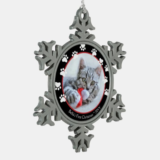 Pet Cat Black & Red Paprint Eerste Kerstmis Tin Sneeuwvlok Ornament (Links)