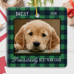 Pet Christmas Gepersonaliseerde Plaid Puppy Dog Fo Keramisch Ornament<br><div class="desc">Passief beste jaar ooit! Volgens de honden! Versier je boom of stuur een speciaal cadeau met dit super schattige gepersonaliseerde huisdier foto kerst ornament. Deze eenvoudige boerderij hond kerst ornament zal een favoriet onder alle hondenliefhebbers zijn. Voeg de foto van uw hond toe en personaliseer met naam en jaar. Het...</div>