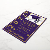 Pet, Diploma & sterren, Paars en goud Afstuderen Folie Uitnodiging (Gedraaid)