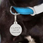 Pet Dog Cat Funny Humor past ID Lost aan Huisdierpenning<br><div class="desc">Dit ontwerp is gemaakt door middel van digitale kunst. Het kan worden aangepast in het gebied dat wordt aangeboden of aangepast door de klik te kiezen om de andere optie aan te passen en de naam, initialen of woorden te wijzigen. U kunt de tekstkleur en de stijl ook veranderen of...</div>