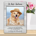Pet Dog Foto Persoonlijke dierenarts Hartelijk dan Fotoplaat<br><div class="desc">Zeg 'Dank je' tegen je geweldige dierenarts met een schattige persoonlijke foto van de hond. Personaliseer de naam van het huisdier en zijn favoriete foto. Deze veeartsenijkundige appreciatie cadeau zal een schat in het belang zijn. Pas voor Vet Assistant, Vet Tech of Veterinary Title aan. COPYRIGHT © 2020 Judy Burrows,...</div>