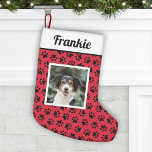 Pet Dog Red en Black Paw Drukt Aangepaste foto Kleine Kerstsok<br><div class="desc">De kerstbedekking is voorzien van een tweezijdig ontwerp voor uw hond of kat met een rode,  feestelijke kleur op de achtergrond en een zwart pootafdrukpatroon. Pas de naam van uw huisdier aan en een favoriete foto.</div>