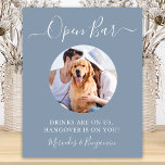 Pet Dog Weddenschap Open Bar Stusty Blue Aangepast Poster<br><div class="desc">Open Bar! Eenvoudige maar elegante kalligrafie, dit bord van de trouwbar kenmerkt Open bar in elegante kalligrafie, en de drinken zijn op ons, hangen binnen op u. . Pas dit elegante trouwbord aan met uw favoriete huisfoto, hondenfoto, verloving of paar foto's, en namen! COPYRIGHT © 2020 Judy Burrows, Black Dog...</div>