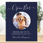 Pet Dog Wedding Open Bar Navy Blue Custom Foto Poster<br><div class="desc">Open Bar! Eenvoudige maar elegante kalligrafie, dit bord van de trouwbar kenmerkt Open bar in elegante kalligrafie, en de drinken zijn op ons, hangen binnen op u. . Pas dit elegante trouwbord aan met uw favoriete huisfoto, hondenfoto, verloving of paar foto's, en namen! COPYRIGHT © 2020 Judy Burrows, Black Dog...</div>