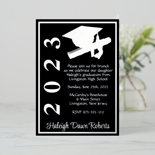 Pet en diplomaat, zwart en zilver Afstuderen Folie Uitnodiging (Staand Voorkant)