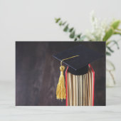 Pet en kwastje op uitnodiging van het afstuderen (Staand voorkant)