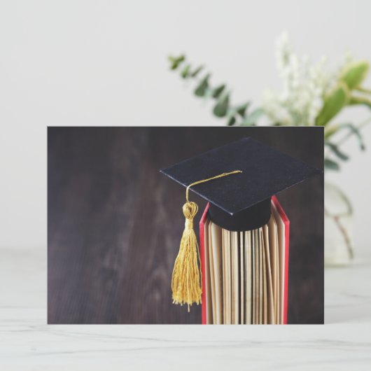 Pet en kwastje op uitnodiging van het afstuderen (Staand voorkant)