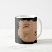 Pet en voetafdruk in de zand koffiemok (Voorkant rechts)