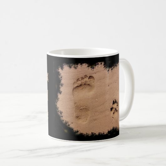 Pet en voetafdruk in de zand koffiemok (Voorkant rechts)