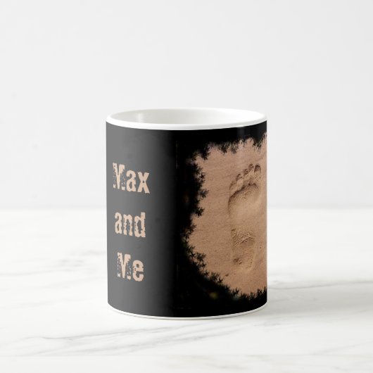 Pet en voetafdruk in de zand koffiemok (Center)