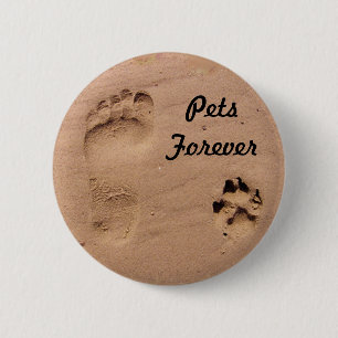 Pet en voetafdruk in de zand ronde button 5,7 cm