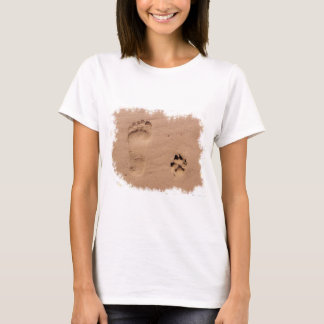 Pet en voetafdruk in de zand t-shirt