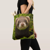 Pet Ferret in de gras Tote Bag (Dichtbij)