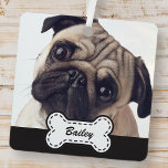 Pet Foto's op Schattige hondenbot Voeg naam toe Metalen Ornament<br><div class="desc">Voeg huisnaam in playful manuscripttypografie op een eenvoudig bord van de de naamnaam van de hondenbotten toe. Voeg aangepaste petfoto toe.</div>