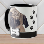 Pet Foto's op Schattige hondenbot Voeg naam toe Mok<br><div class="desc">Voeg huisnaam in playful manuscripttypografie op een eenvoudig bord van de de naamnaam van de hondenbotten toe. Voeg aangepaste petfoto toe.</div>