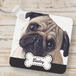 Pet Foto's op Schattige hondenbot Voeg naam toe Sleutelhanger<br><div class="desc">Voeg huisnaam in playful manuscripttypografie op een eenvoudig bord van de de naamnaam van de hondenbotten toe. Voeg aangepaste petfoto toe.</div>