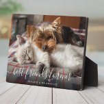 Pet Friends Best Friends Forever BFF Besties Foto Fotoplaat<br><div class="desc">Heb je huisdieren die beste vrienden zijn? Viel de BESTE VRIENDEN VRIJ met deze moderne hand geschreven foto van het borstelscript die een favoriete foto van je baby's en hun namen toont. Eenvoudig aan te passen,  dit zal een geweldig cadeau zijn voor elke kattenmoeder,  hondenvader of fan van intersoortliefde.</div>