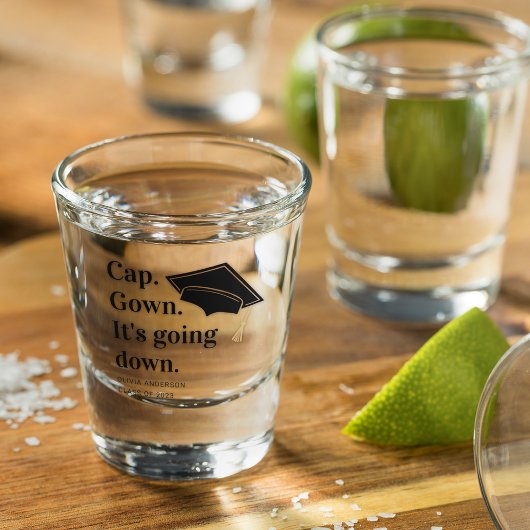 Pet gaat naar beneden. shot glas