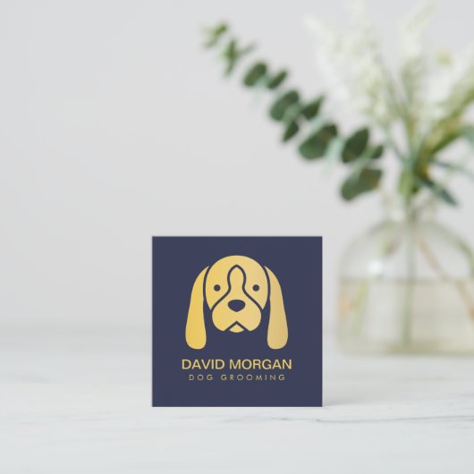 Pet Grooming Luxe Gouden Hond Logo Vierkante Visitekaartje (Staand voorkant)