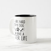 Pet, ik werk hard dus mijn hond, grappige hond eig tweekleurige koffiemok (Voorkant links)