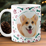 Pet-kerstcadeaufoto Aangepaste foto's schilderen D Koffiemok<br><div class="desc">Vrolijk kerstfeest voor de beste hond oma ooit! Geef oma een leuke persoonlijke mok van haar beste vriend en favoriete kleinkind, de hond! Onze Mok met de Grootma-kerstkoffie van Dog is voorzien van festieve rode en groene pootafdrukken en botten. "Vrolijk kerstfeest - Beste oma, xoxo de hond" Personaliseer tekst, naam...</div>