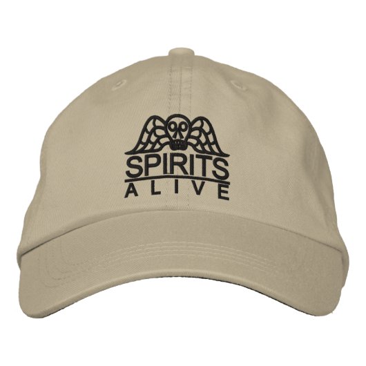 Pet met het doodshoofdlogo van Spirits Alive. (Voorkant)