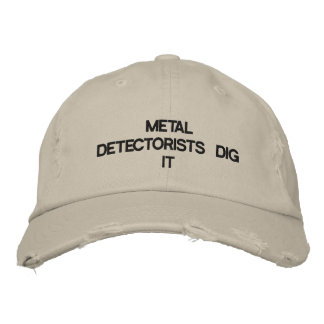 Pet met METAALDETECTOREN GRAVEN IT op de voorkant.