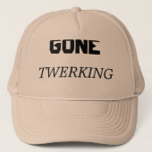 Pet met tekst, "Gone Twerken". (Voorkant)