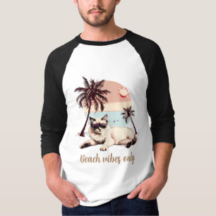 Pet ontspannen op het strand t-shirt