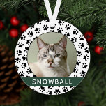 Pet Paw Drukt Groene Aangepaste Kat Naam Foto Ornament<br><div class="desc">Pas dit stijlvolle ontwerp voor kerstversiering met de naam van uw huisdier (of hond) en een favoriete foto van uw drijfmest-familielid aan. De achtergrond omvat een modern zwart-wit patroon van de huispootdruk met een jager groene accentstreep.</div>