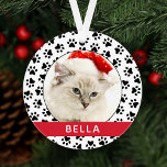Pet Paw Drukt Rood, aangepast Kat Naam Foto Ornament<br><div class="desc">Pas dit stijlvolle ontwerp voor kerstversiering met de naam van uw huisdier (of hond) en een favoriete foto van uw drijfmest-familielid aan. De achtergrond omvat een modern zwart-wit patroon van de huispootdruk met een feestelijke rode accentstreep.</div>