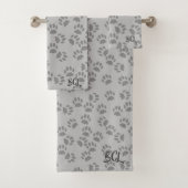 Pet Paw Print Patroon Monogram Grijs Bad Handdoek (Insitu)