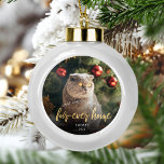 Pet Photo First Kerstforever Home Gold Script Keramische Bal Ornament<br><div class="desc">Herdenking van de eerste kerst van je huisdier in je nieuwe huis met dit mooie, moderne keepjesornament. In de tekst staat "Eerste Kerstmis in mijn bonthuis", met de woorden "bontthuis" in elegant gouden faux folie script. Vervang het afbeelding van de steekproef met een foto van uw kat of hond en...</div>