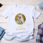 Pet Photo Gold Stars Dog Birthday Personated T-shirt<br><div class="desc">Puppy Pawty. Voeg de afsluitende aanraking toe aan uw puppy of uw verjaardag met deze elegante gouden, op maat gemaakte huisfoto's en glitter sterren feestelijke shirten. Voeg de favoriete foto van je pop toe en personaliseer je met naam, verjaardag! Zie Puppy Dog het verjaardagscollectie voor de passende verjaardagsuitnodigingen, partijdecor, gunsten,...</div>