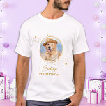 Pet Photo Gold Stars Persoonlijke hond Birthday T-shirt<br><div class="desc">Puppy Pawty. Voeg de afsluitende aanraking toe aan uw puppy of uw verjaardag met deze elegante gouden, op maat gemaakte huisfoto's en glitter sterren feestelijke shirten. Voeg de favoriete foto van je pop toe en personaliseer je met naam, verjaardag! Zie Puppy Dog het verjaardagscollectie voor de passende verjaardagsuitnodigingen, partijdecor, gunsten,...</div>