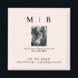 Pet Photo Monogram Blush Save the Date Wedding Magneet<br><div class="desc">Eenvoudig en strak zwart met Crème Monogram Save the Date. Bruiloft. Voor- en achternaam. Paar met huisdier foto. Huisdier opgenomen in de uitnodiging. Magneet. Zwart-wit filter toegepast op foto. U kunt dat verwijderen.</div>