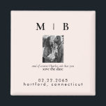 Pet Photo Monogram Blush Save the Date Wedding Magneet<br><div class="desc">Eenvoudig en strak zwart met Crème Monogram Save the Date. Bruiloft. Voor- en achternaam. Paar met huisdier foto. Huisdier opgenomen in de uitnodiging. Magneet. Zwart-wit filter toegepast op foto. U kunt dat verwijderen.</div>