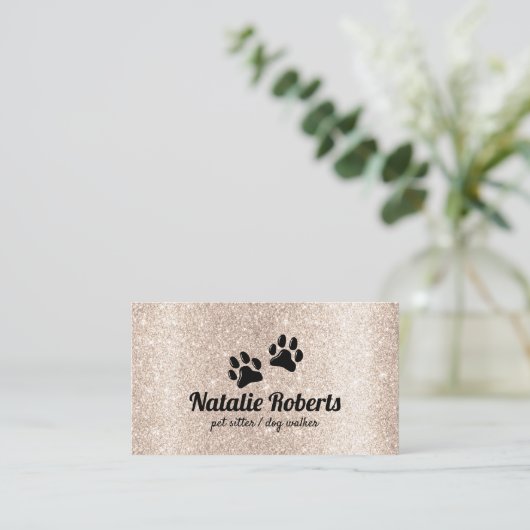 Pet Sitting Dog Paws Logo Moderne Gold Glitter Visitekaartje (Staand voorkant)