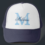 Pet van gepersonaliseerde naam voor trouwpartij<br><div class="desc">Persoonlijke naam monogram blauw vrachtwagenhoed voor bruid en bruidsmaiden . monogrammed initiaal brief met stijlvolle manuscripttypografie. Cute bruiloft bevoordeelt petten voor gasten, vrienden en familie. Maak je eigen voor bruid om de entourage van bride te zijn; bruidsmeisje, eremiddel, bloemmeisje, eremmer, bruidsmeisje, moeder van de bruid, moeder van de bruidegom, Ringdrager...</div>
