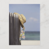 Pet van riem dat op een hek in het strand hangt briefkaart (Voorkant)